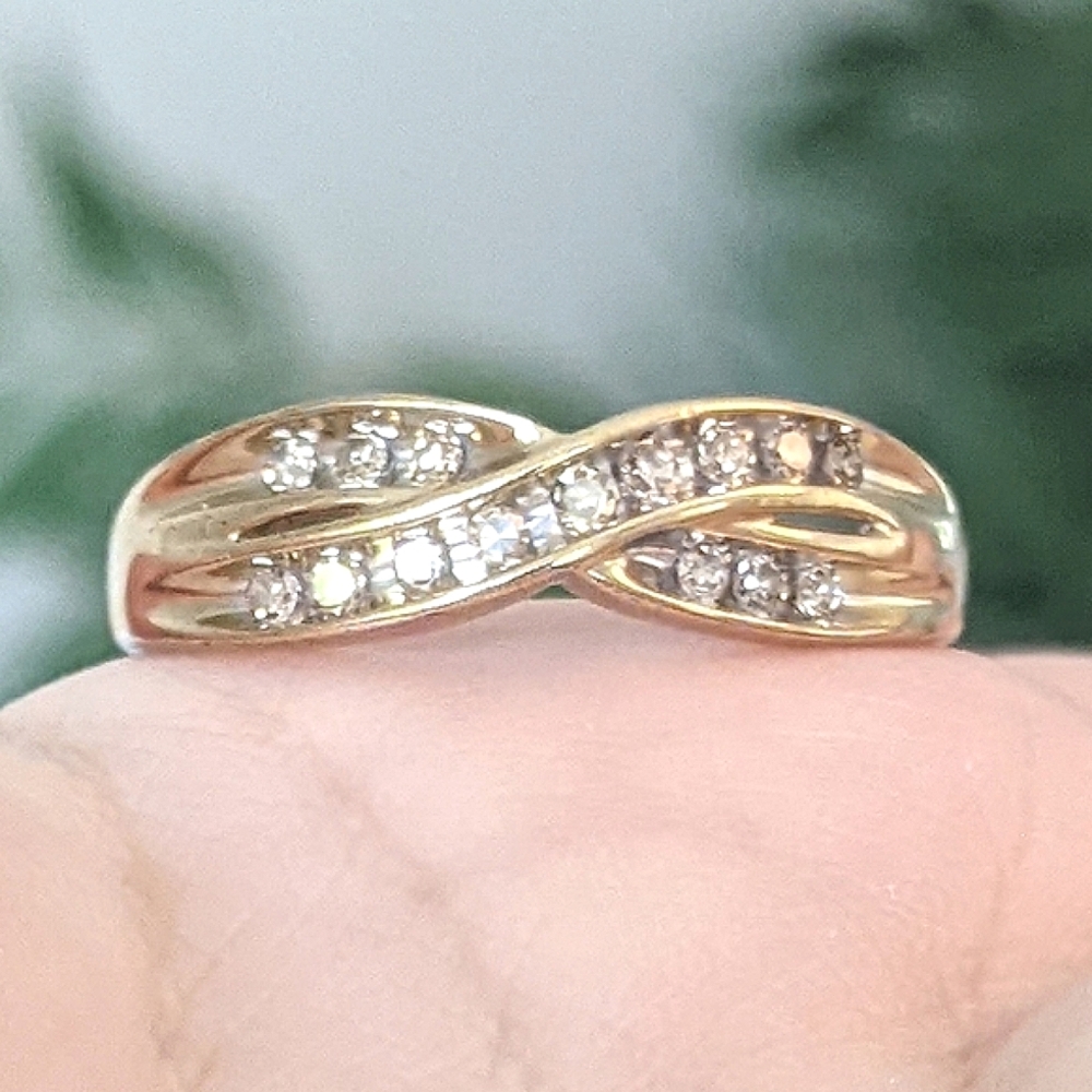 Vintage 9K solid yellow gold crossover ring